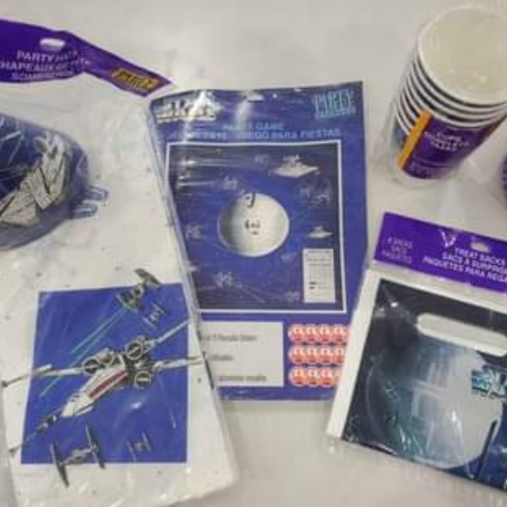 New, sealed 1997 star wars themed party supplies